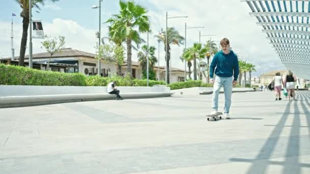 Молодой латиноамериканец пользуется коньками в парке - Кадры, видео
