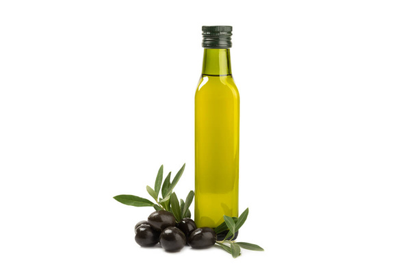 Olivový olej v láhvi izolované na bílém pozadí. Láhev oleje s větvemi a plody oliv. olej na vaření a salátový dresink. - Fotografie, Obrázek