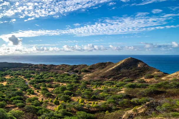 σκηνές γύρω από diamondhead εθνικό πάρκο oahu hawaii την ηλιόλουστη μέρα - Φωτογραφία, εικόνα