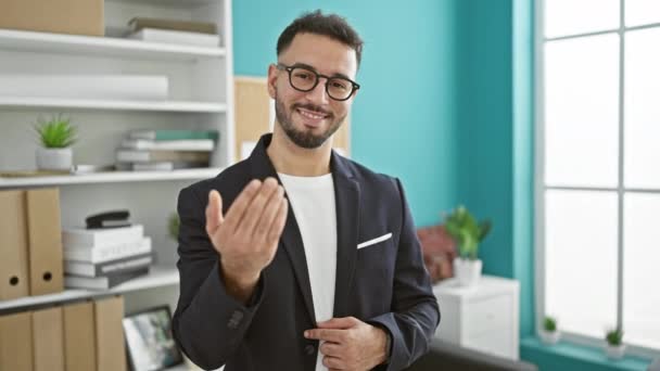 Jonge Arabische man zakenman komt gebaar maken op kantoor - Video