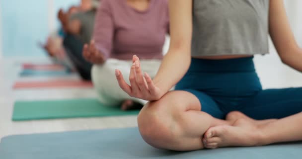 Mains, yoga et méditation avec une personne sur le sol d'une salle de gym pour le bien-être, la santé mentale ou zen. Fitness, exercice et tranquillité avec un entraînement de yogi dans une classe pour l'équilibre ou la pleine conscience. - Séquence, vidéo