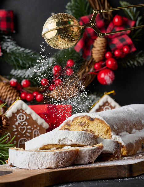 Pasteles de Navidad stollen espolvoreado con azúcar en polvo sobre la mesa, postre festivo - Foto, Imagen