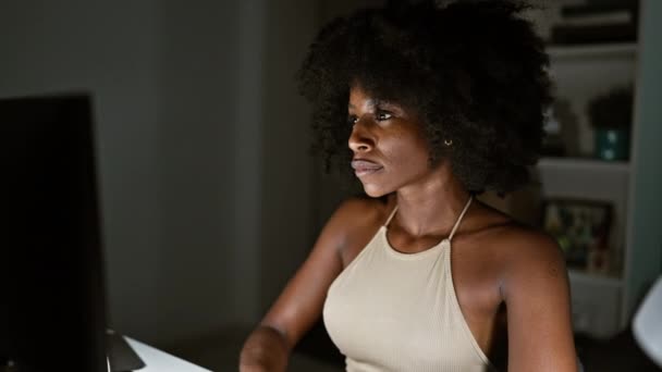 Αφρο-αμερικανίδα επιχειρηματίας χρησιμοποιώντας υπολογιστή τόνισε στο γραφείο - Πλάνα, βίντεο