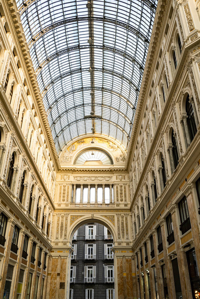 Interiérový pohled na Galleria Umberto I, veřejnou nákupní galerii v Neapoli, Itálie. Postaven mezi 1887 1890 Neapol - Fotografie, Obrázek