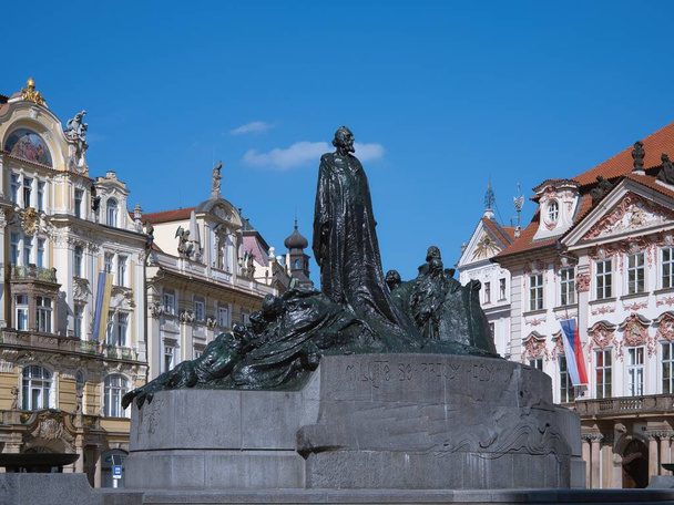 El Monumento a Jan Hus (en checo: Pomnk mistra Jana Husa) se encuentra en un extremo de la Plaza de la Ciudad Vieja, Praga, en la República Checa - Foto, Imagen