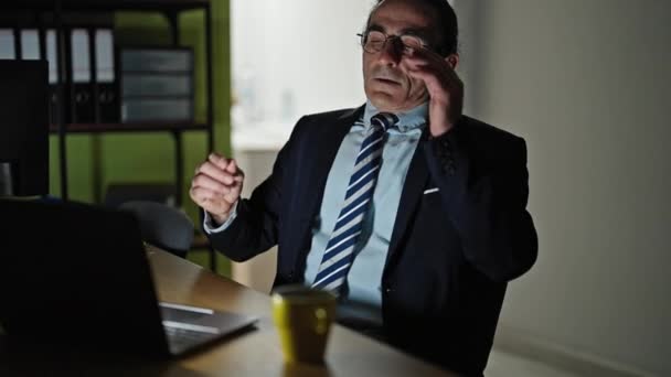 Hombre de mediana edad trabajador de negocios estresado utilizando el ordenador portátil en la oficina - Metraje, vídeo