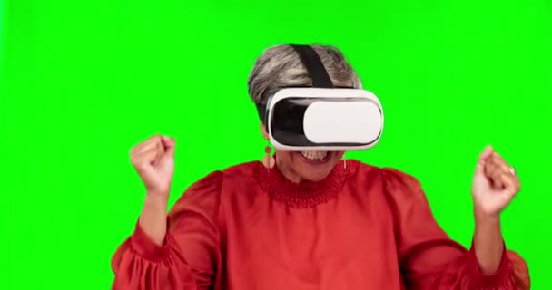 VR, очки и женщина или победитель на зеленом экране для успеха, празднования и ура в онлайн виртуальной потоковой передачи. Высокие технологии, виртуальная реальность и возбужденный бизнесмен празднуют на студийном фоне. - Кадры, видео