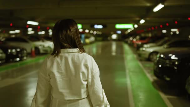 Fiatal gyönyörű spanyol nő áll komoly kifejezés a parkolóban - Felvétel, videó