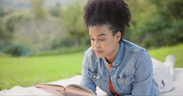 Zwarte vrouw, het lezen van een boek en ontspannen in het park, de natuur op een studie pauze, rust en onderzoek op universiteitscampus gras. Meisje, leren van een verhaal en college leerboek, roman of literatuur voor de klas. - Video