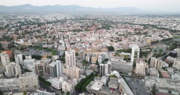 Вид Никосии с высоты птичьего полета: Cypruss Capital раскрывает свое великолепие и современные архитектурные чудеса. Высококачественные 4k кадры - Кадры, видео