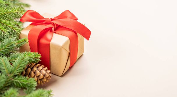 Χριστουγεννιάτικο κλαδί ελάτης, χριστουγεννιάτικο κουτί δώρου και χώρος για χαιρετισμούς κείμενο - Φωτογραφία, εικόνα