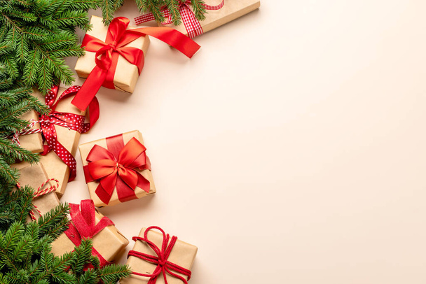 Рождественская елка ветви, рождественские подарочные коробки и место для поздравления текста. Плоский лежал - Фото, изображение