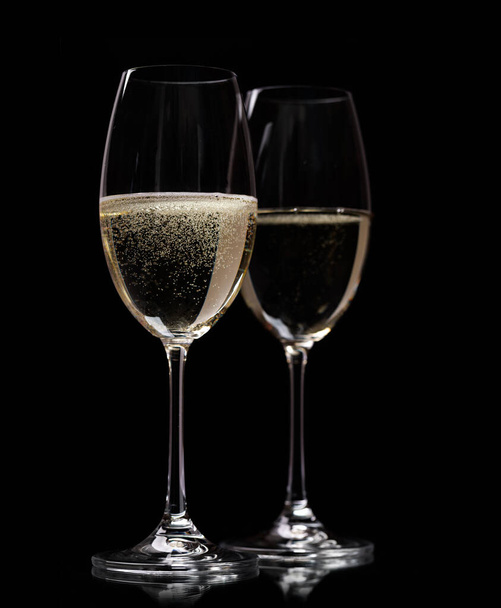 Dos copas de champán sobre fondo negro - Foto, imagen