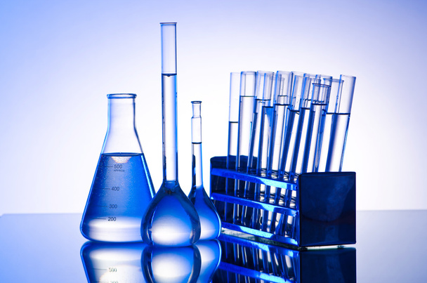 chemische lab met glazen buizen - Foto, afbeelding