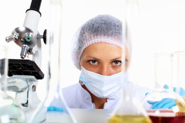 Женщины-учёные в химической лаборатории
 - Фото, изображение