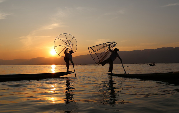 Pescadores tradicionales en Inle Lake
 - Foto, Imagen