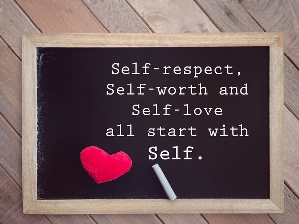 Motiverende en inspirerende formulering. Self-reapect, Self-worth en Self-love beginnen allemaal met Self geschreven op een schoolbord. met wazig gestyleerde achtergrond. - Foto, afbeelding