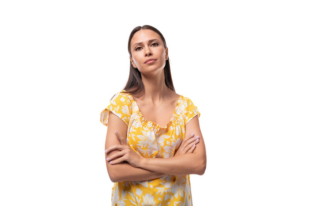 30χρονη μελαχρινή γυναίκα ντυμένη με καλοκαιρινό ντύσιμο κοιτάζει με σιγουριά την κάμερα. - Φωτογραφία, εικόνα