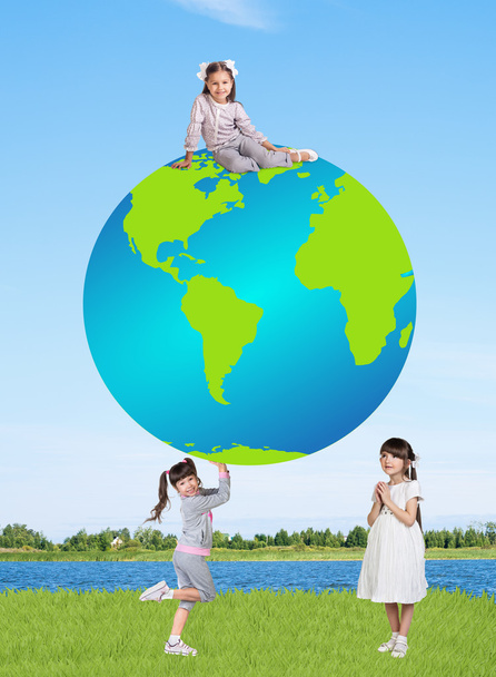 kleine lächelnde Mädchen mit einer Weltkugel - Foto, Bild