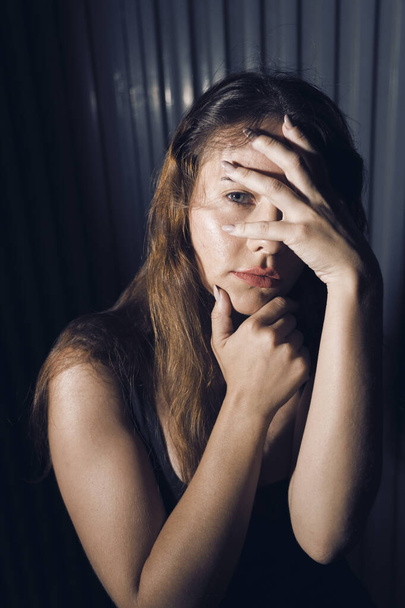Model-Schauspielerin Zwanziger posiert draußen auf Porträtfoto mit Beleuchtung. - Foto, Bild