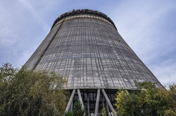 Tour de refroidissement inachevée du réacteur 5 de la centrale nucléaire de Tchernobyl dans la zone d'exclusion de Tchernobyl en Ukraine - Photo, image