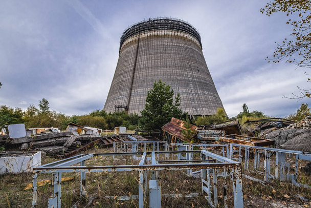 Tour de refroidissement inachevée du réacteur 5 de la centrale nucléaire de Tchernobyl dans la zone d'exclusion de Tchernobyl, Ukraine - Photo, image