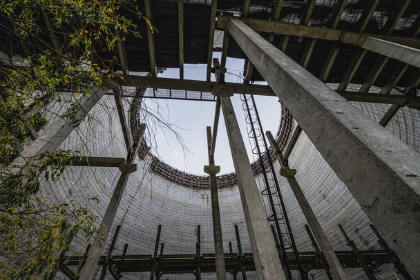 In de onvoltooide koeltoren van reactor 5 van de kerncentrale van Tsjernobyl in de uitsluitingszone van Tsjernobyl, Oekraïne - Foto, afbeelding