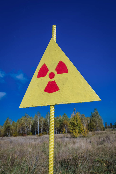 Waarschuwingsbord naast het Rode Woud in Tsjernobyl Exclusion Zone in Oekraïne - Foto, afbeelding