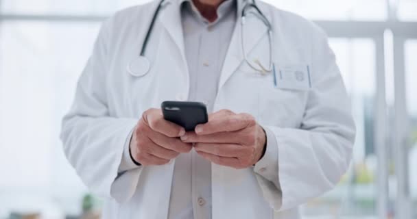 Χέρια του γιατρού, smartphone και internet στο νοσοκομείο για online επαφή, διαβάζοντας δεδομένα υγειονομικής περίθαλψης και πληροφορίες telehealth. Κλείσιμο της δακτυλογράφησης ιατρικού λειτουργού σε εφαρμογές για κινητά, τεχνικό και ψηφιακό δίκτυο. - Πλάνα, βίντεο