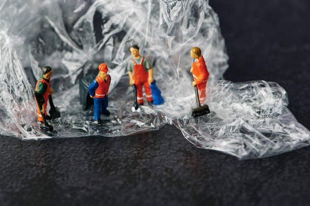 несколько миниатюрных людей из сбора мусора удаление пластиковых отходов, экологические темы - Фото, изображение
