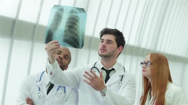 Sağlıklı akciğerler ve sigara içmenin tehlikeleri. Akciğerlerin x-ray anlık incelemesi üç emin doktor. - Video, Çekim