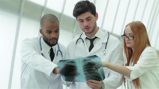 gesunde Lungen und die Gefahren des Rauchens. Drei selbstbewusste Ärzte untersuchen Röntgenbild der Lungen. - Filmmaterial, Video