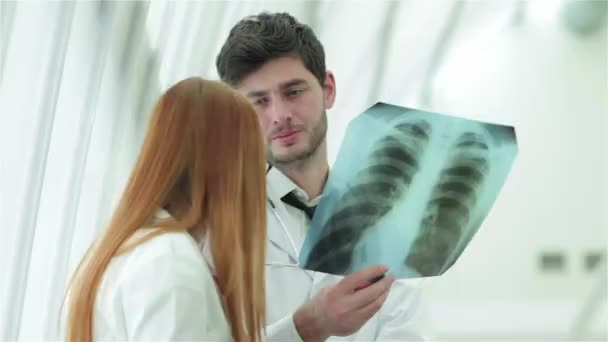 Zdravé plíce a nebezpečí kouření. Tři sebejistí lékaři zkoumáním rentgenového snímku plic. - Záběry, video