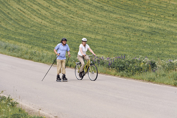 pareja mayor haciendo ejercicio al aire libre
 - Foto, imagen