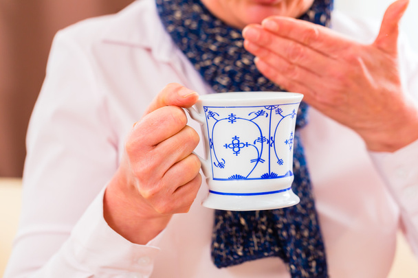Donna anziana che beve tè - Foto, immagini