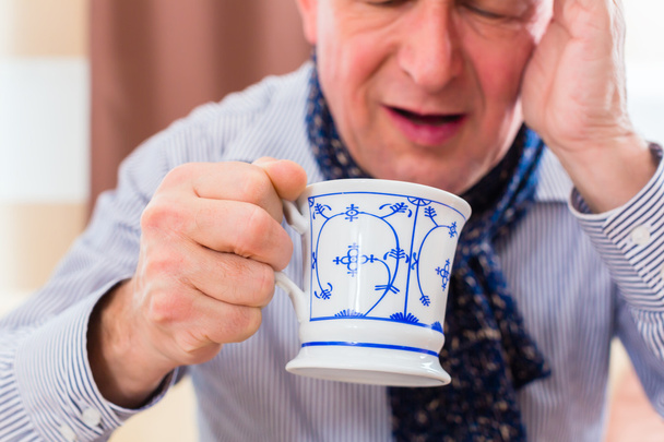 Uomo anziano che beve tè - Foto, immagini