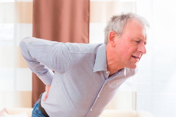 背中の痛みを持つ年配の男性 - 写真・画像