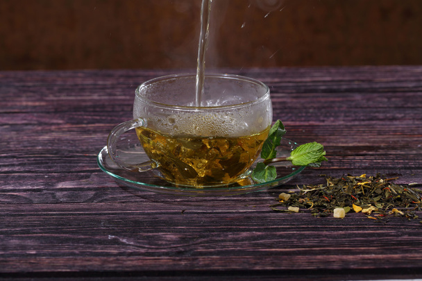 Flux de thé dans une tasse transparente
 - Photo, image