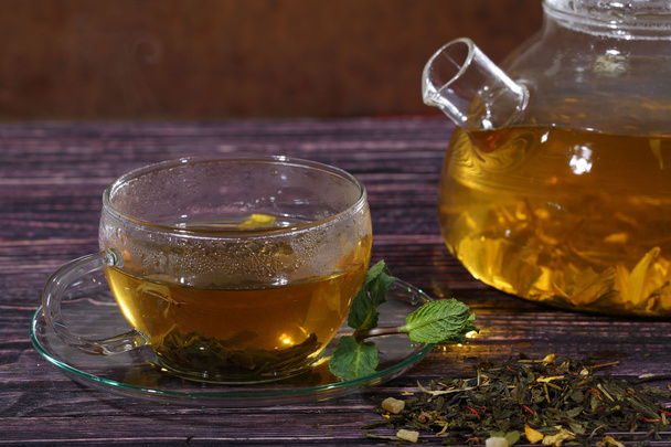 Cam çaydanlık ve şeffaf bardak çay nane eklenmesi ile  - Fotoğraf, Görsel
