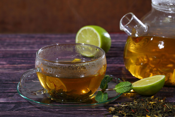 Bir cam çaydanlık ve limon ve nane o şeffaf bir bardak çay - Fotoğraf, Görsel