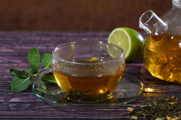 Bir cam çaydanlık ve limon ve nane o şeffaf bir bardak çay - Fotoğraf, Görsel