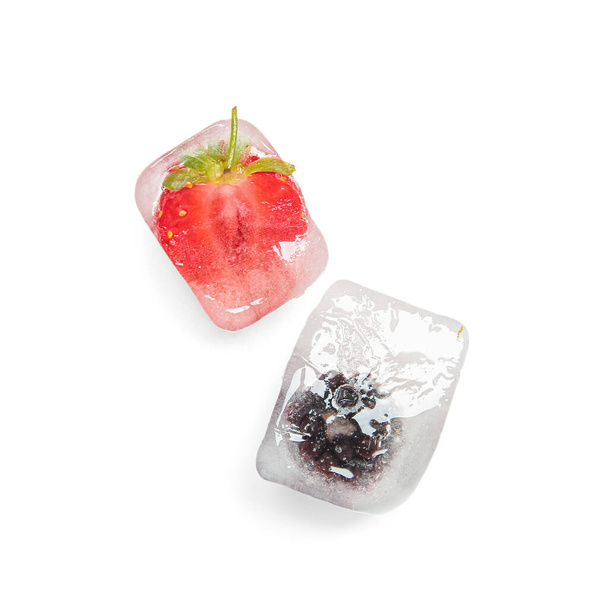 白い背景の氷の立方体の凍った果実 - 写真・画像