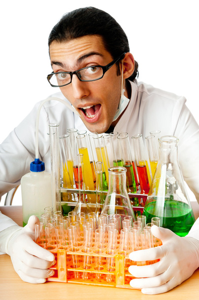 Estudiante trabajando en el laboratorio químico
 - Foto, imagen