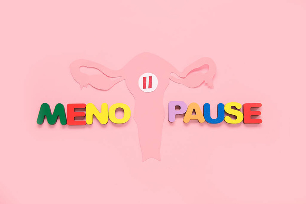 Слово MENOPAUSE з паперовою мамою на рожевому фоні - Фото, зображення