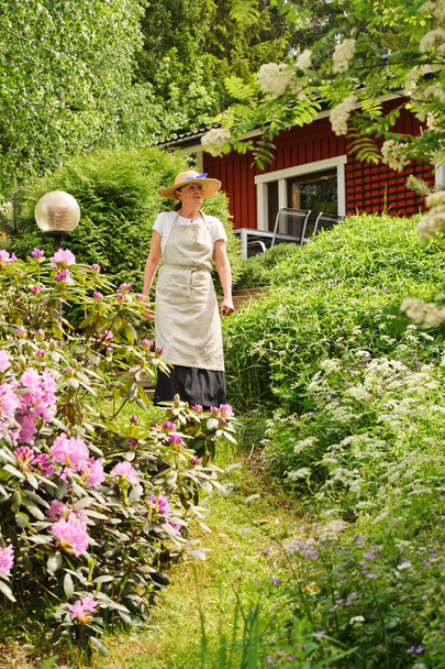 seniorka na zahradě - Fotografie, Obrázek