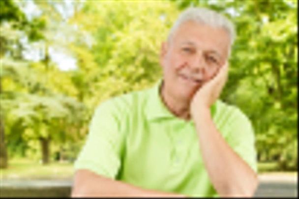 Portrait de vieil homme souriant dans le parc
 - Photo, image