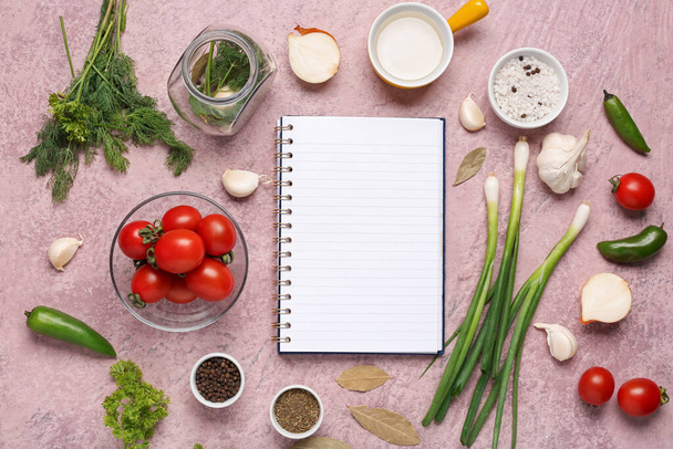 Composition avec livre de recettes vierge, légumes frais et épices sur fond de couleur - Photo, image