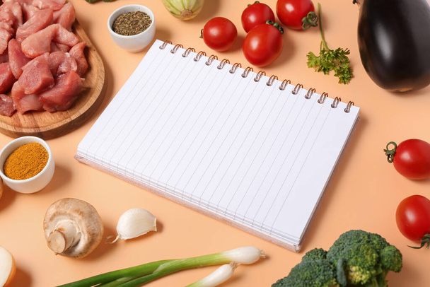 Összetétel üres recept könyv, nyers hús, zöldségek és fűszerek színes háttér - Fotó, kép