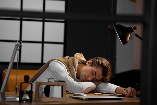 Dormir joven trabajando en la oficina por la noche - Foto, Imagen