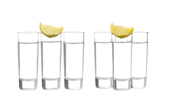 Tre shot di tequila con calce isolata su sfondo bianco
 - Foto, immagini